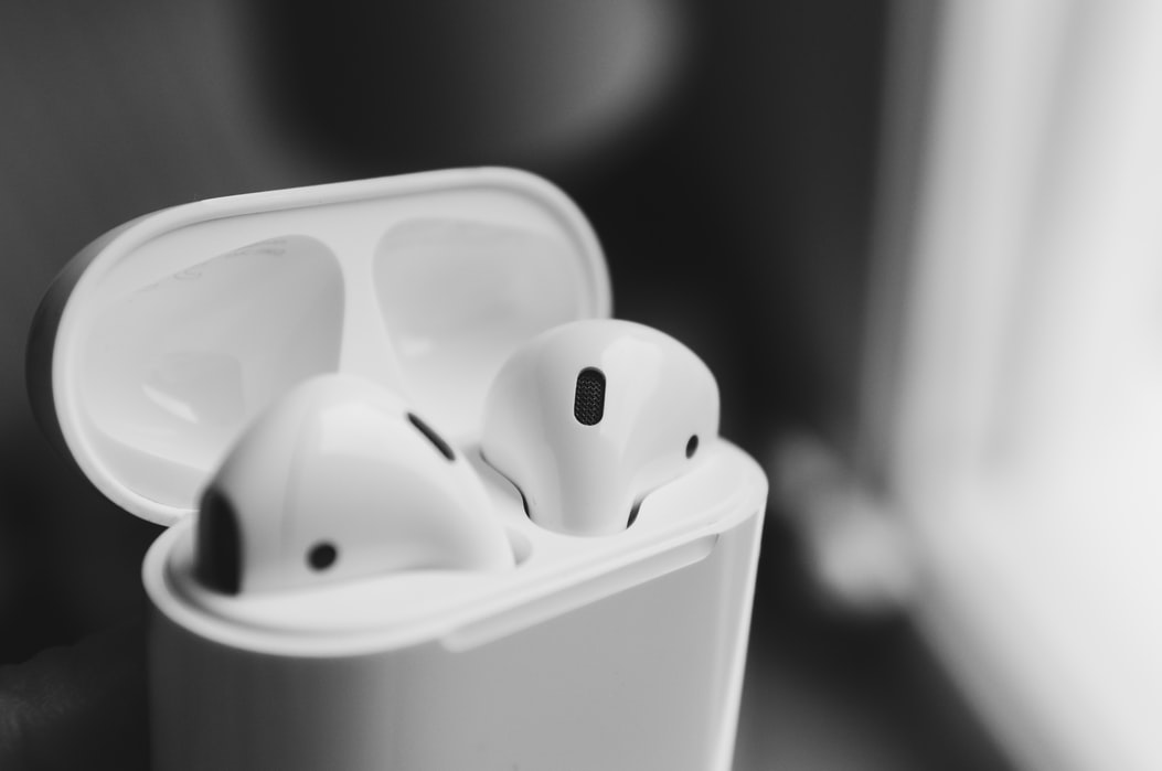 AirPods 2 в зарядном чехле