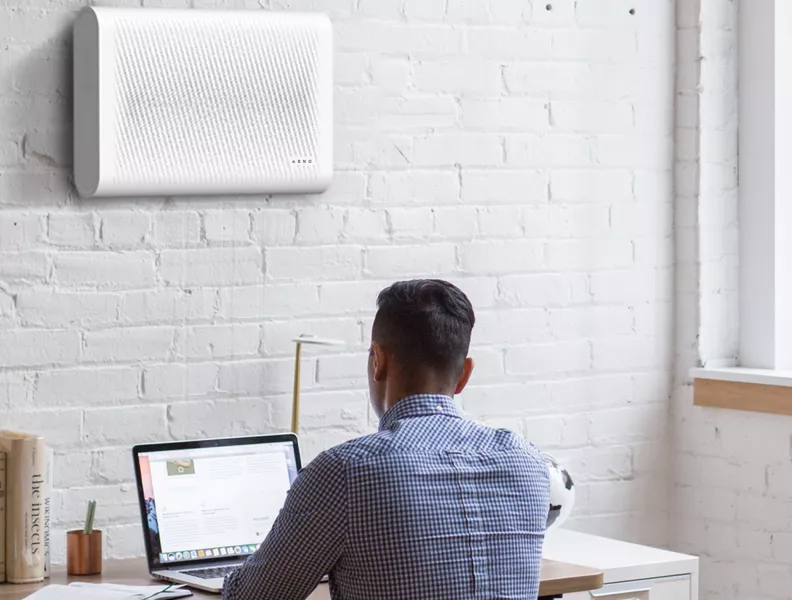 Kan aan de muur worden gehangen