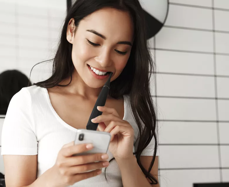 de 10 ori mai eficientă decât o periuță manuală