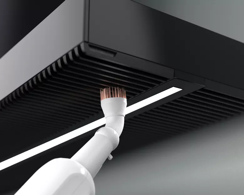 Лесно се справя с трудни за почистване места